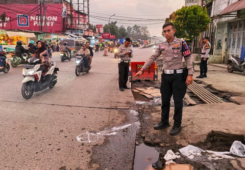 Pemotor di Bandung Terpeleset Jalan Tak Rata lalu Terlindas Truk hingga Tewas