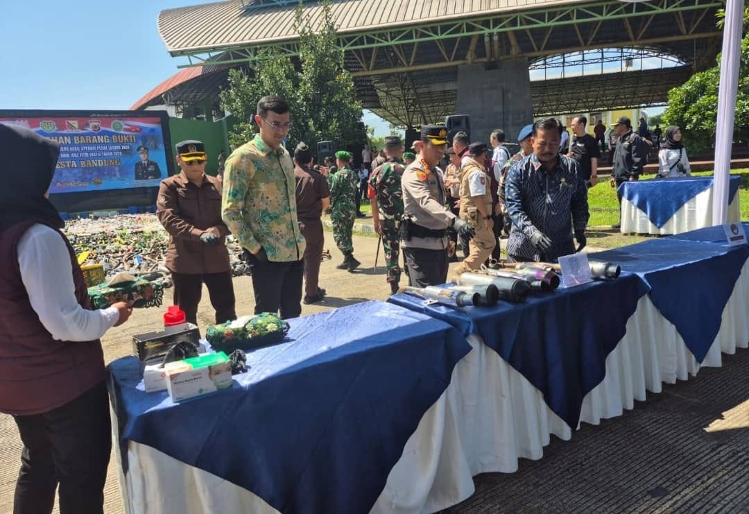 Pemusnahan Miras dan Knalpot Brong Jelang Lebaran di Kabupaten Bandung
