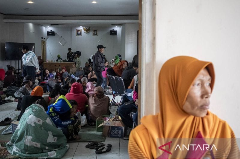 Pengungsi bencana tanah longsor di Cisarua