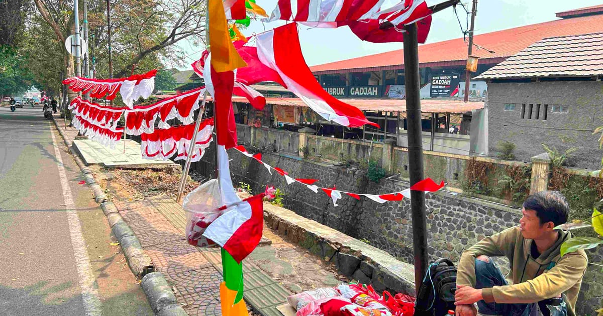 Penjual Bendera di Sekitar Pasar Antri Cimahi Mengaku Penjualan Turun Imbas Belanja Online
