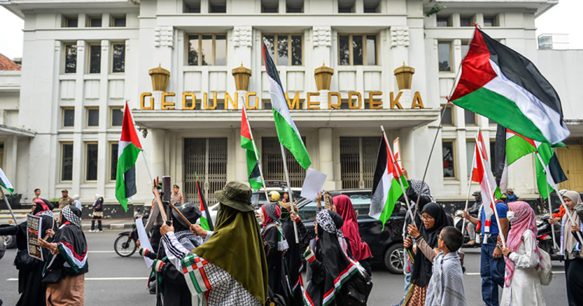 Peringatan 78 Tahun Nakba: Aksi Solidaritas Seni di Jalan Asia Afrika Bandung