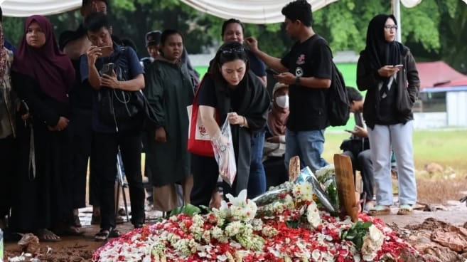 Perjuangan 7 Tahun Lawan Kanker: Pemakaman Vidi Aldiano di Jakarta Selatan