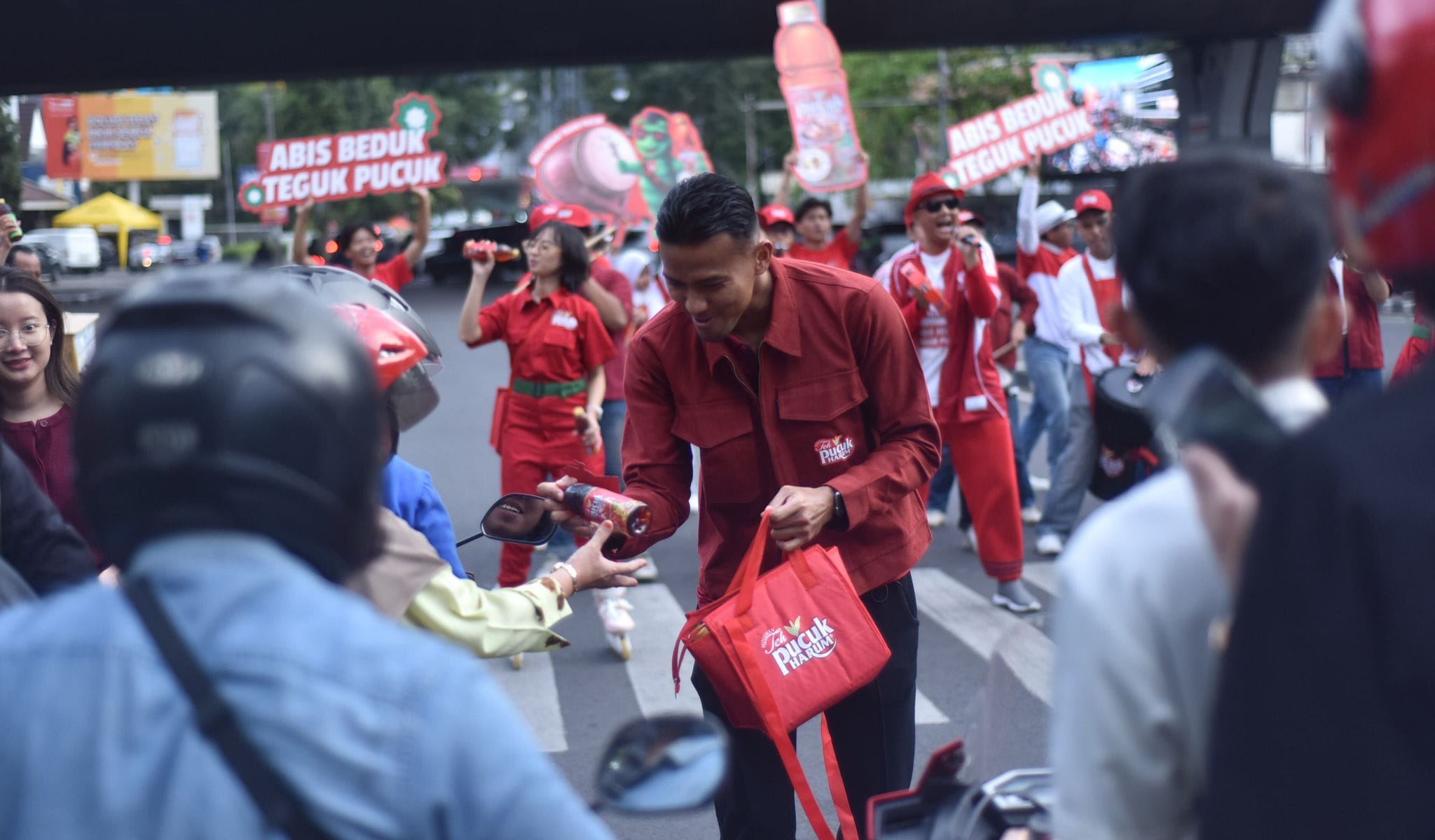 PERSIB dan Teh Pucuk Harum Bagikan Takjil di Simpang Dago-Cikapayang