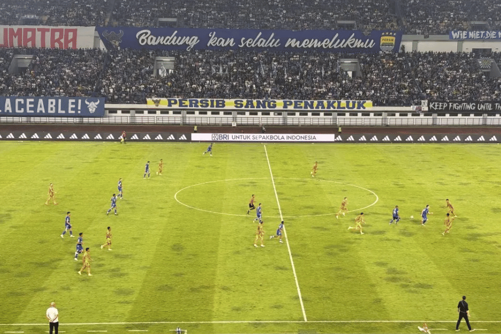 Maung Bandung Tak Terbendung: Persib Hantam Bhayangkara FC 2-0, Puncak Klasemen!
