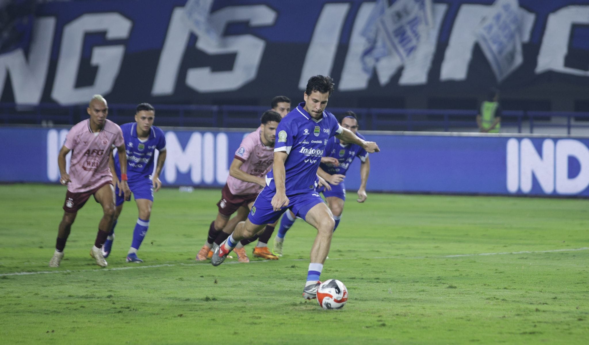 Pertandingan Liga 2025/26: Dua Penalti Antar PERSIB Ungguli Persik di Babak Pertama