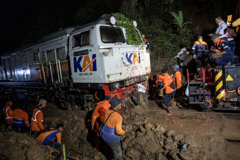 Petugas Bersihkan Longsor Rel di Bandung Barat, Hentikan KA Ciremai