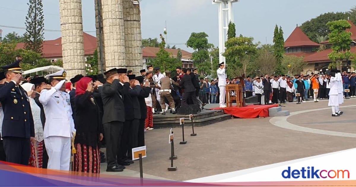 Petugas Gagalkan ODGJ Mendekati Lucky Hakim Saat Upacara HUT RI di Alun-Alun Indramayu