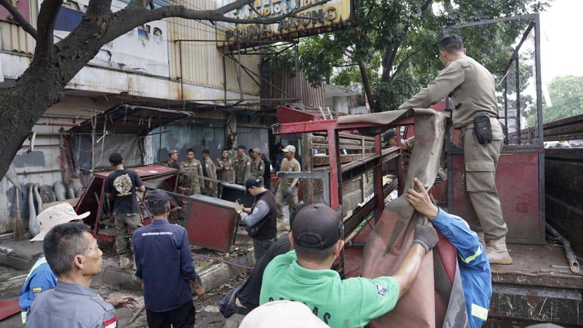 PKL Cicadas Tolak Tawaran Petugas Kebersihan, Tetap Berdagang