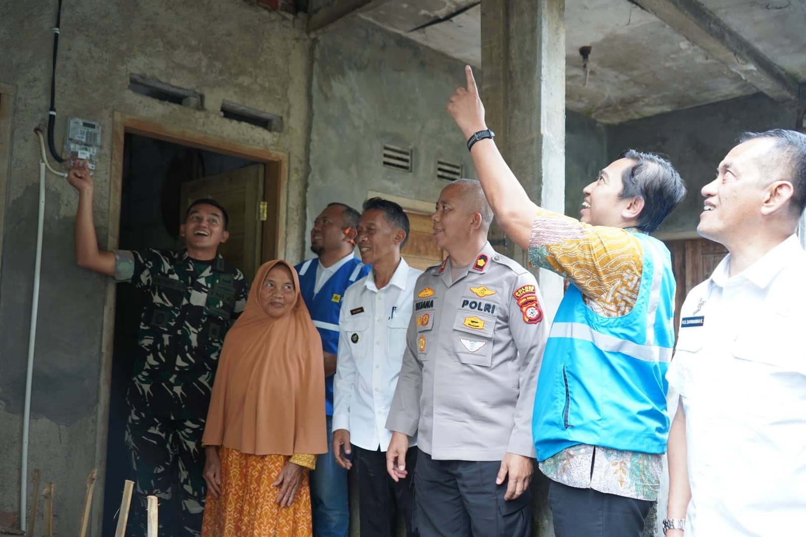 PLN Jawa Barat Berikan 321 Sambungan Listrik Gratis di Bulan Ramadan