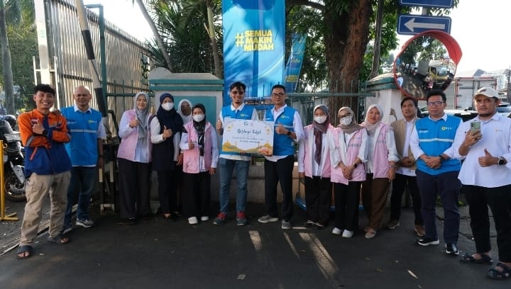 PLN UP2B Jabar Edukasi Keselamatan Listrik Sambil Bagikan Takjil Jelang Mudik