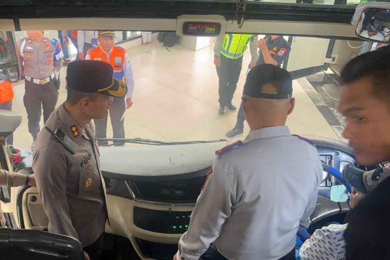 Jelang Nataru: Polres Garut Pastikan Bus Angkutan Umum Layak Jalan, Hindari Kecelakaan!