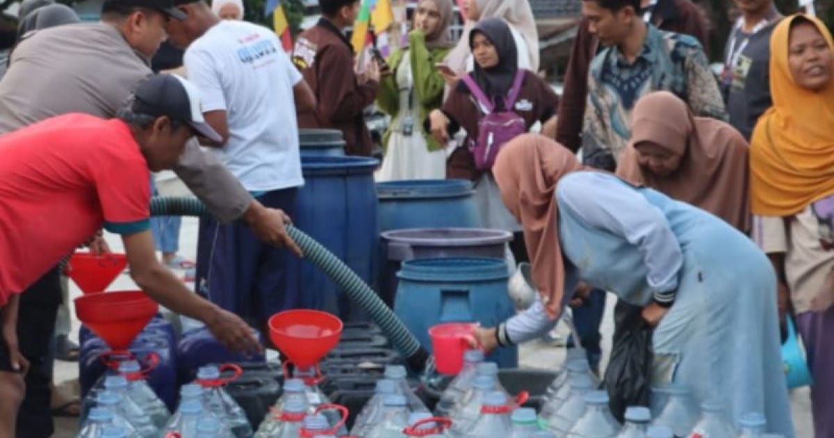 Polres Kuningan Salurkan 24.000 Liter Air Bersih untuk 2 Hari ke Warga Terdampak Kemarau di Garawangi