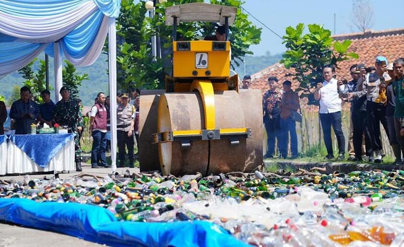 Polresta Bandung Musnahkan 14.999 Botol Miras Ilegal Jelang Idulfitri