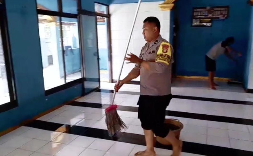 Polsek Cikarang Pusat Kerja Bakti Bersihkan Masjid Terdampak Banjir