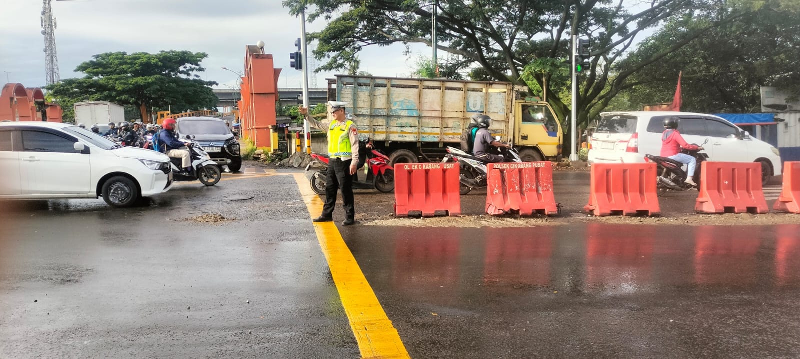 Polsek Cikarang Pusat Pastikan Kelancaran Lalu Lintas di Jembatan Tegal Danas
