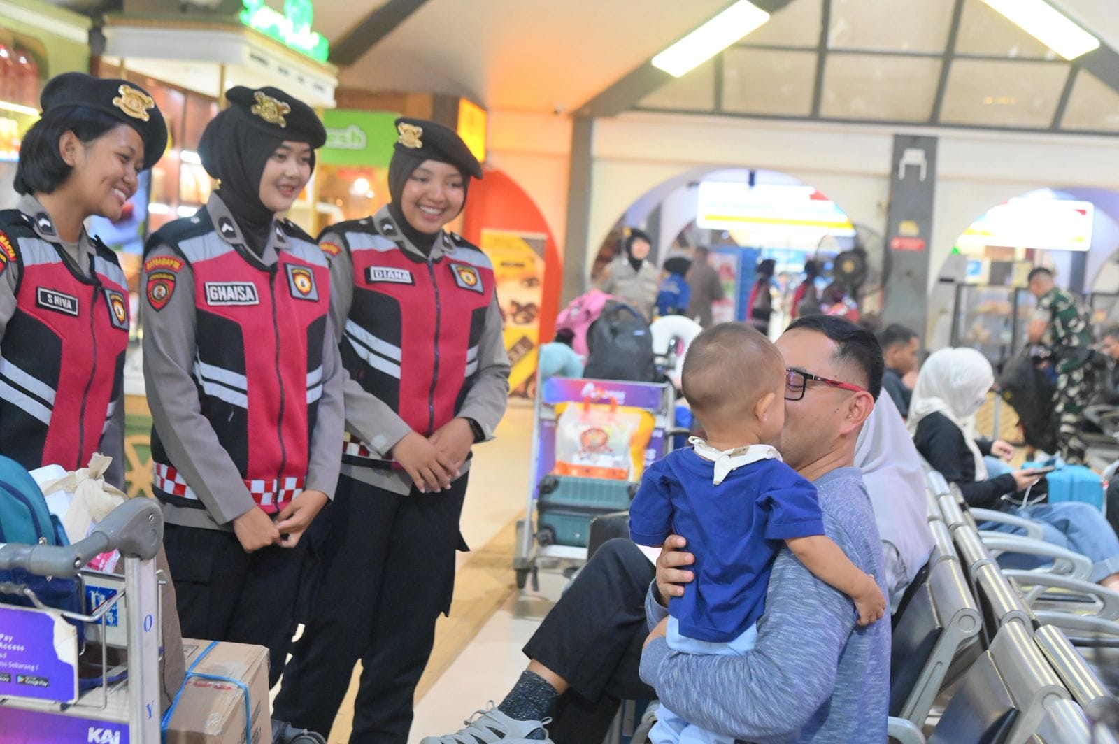 Polwan Polrestabes Bandung Gelar Patroli Humanis di Terminal dan Stasiun Jelang Mudik Lebaran 2026