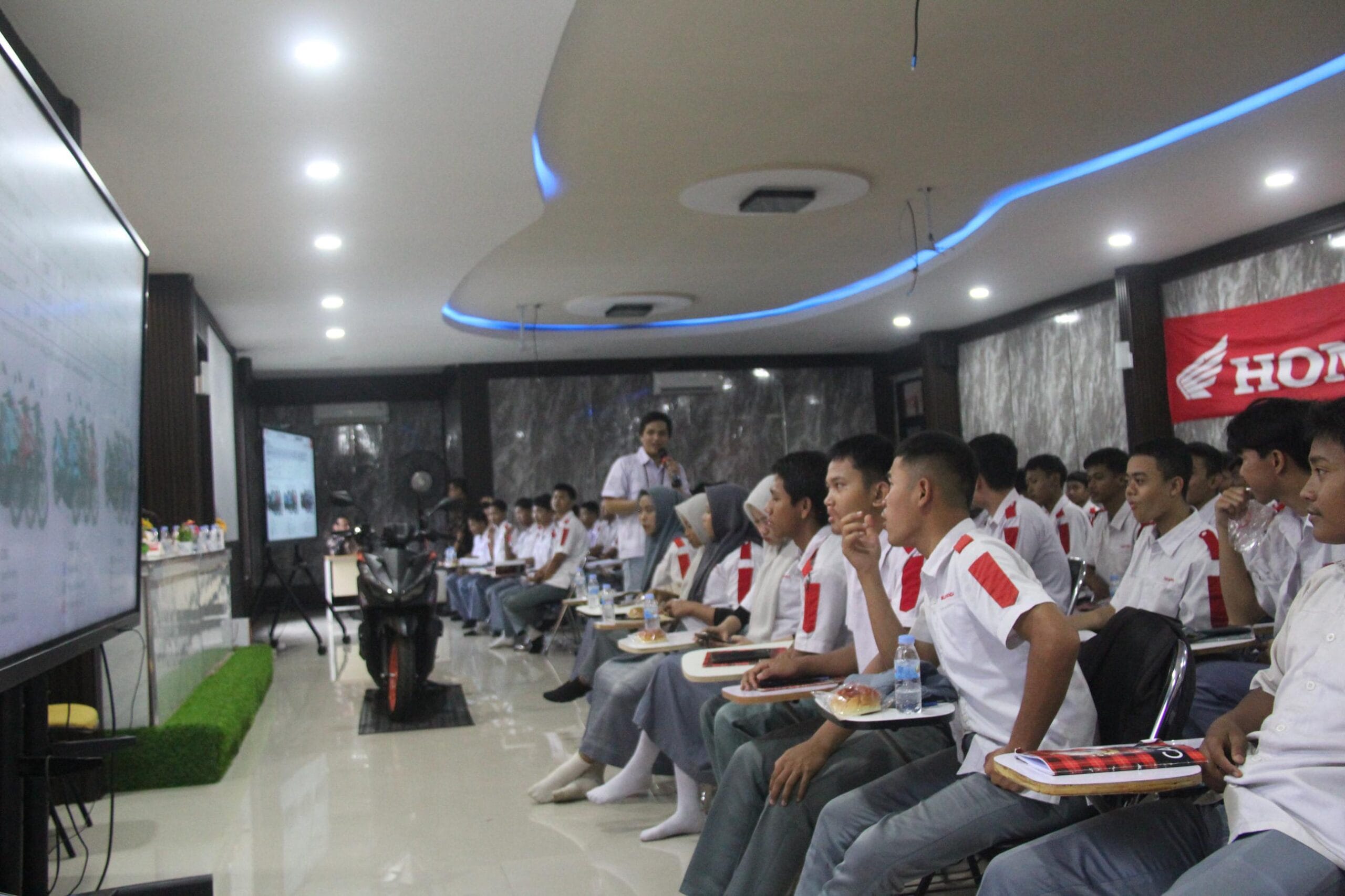 Program Berbagi Ilmu Astra Honda untuk Siswa SMK Teknologi Karawang