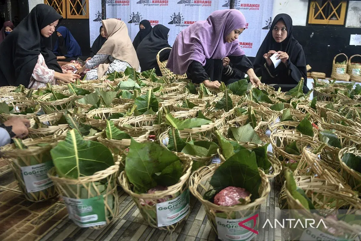 Program Kurban Go Green: Pengemasan Daging Ramah Lingkungan di Tasikmalaya