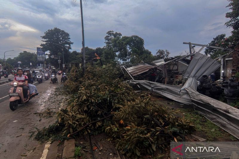 Teror Angin Puting Beliung Bogor: Sayap Pesawat Hantam Rumah, Ini Faktanya!