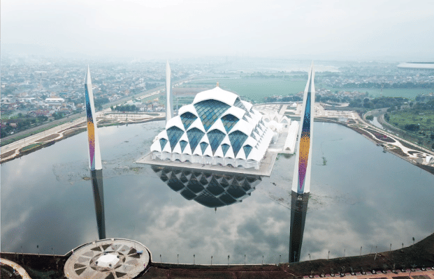 Quiz: Kenali Tipe Pengunjung Masjid Al-Jabbar Bandung, Kamu yang Mana?