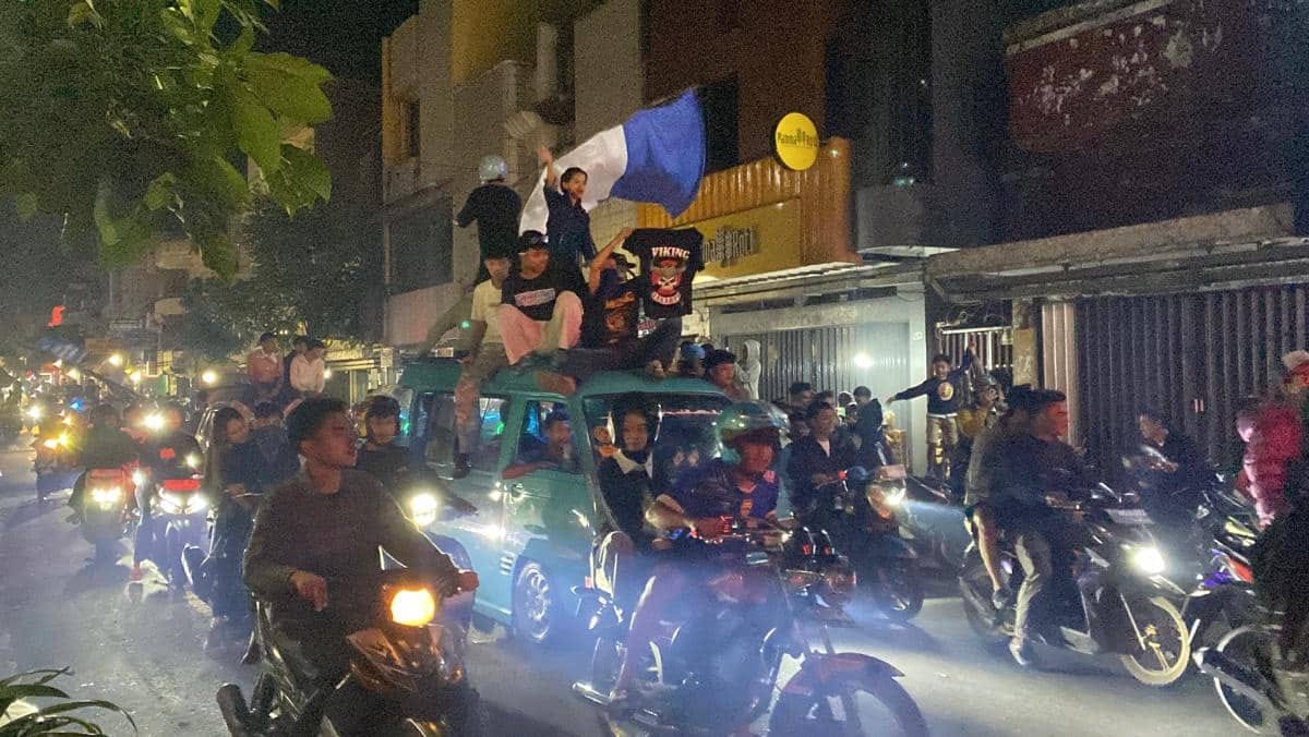Ratusan Bobotoh Sukabumi Padati Jalan Ahmad Yani Rayakan Kemenangan Dramatis Persib