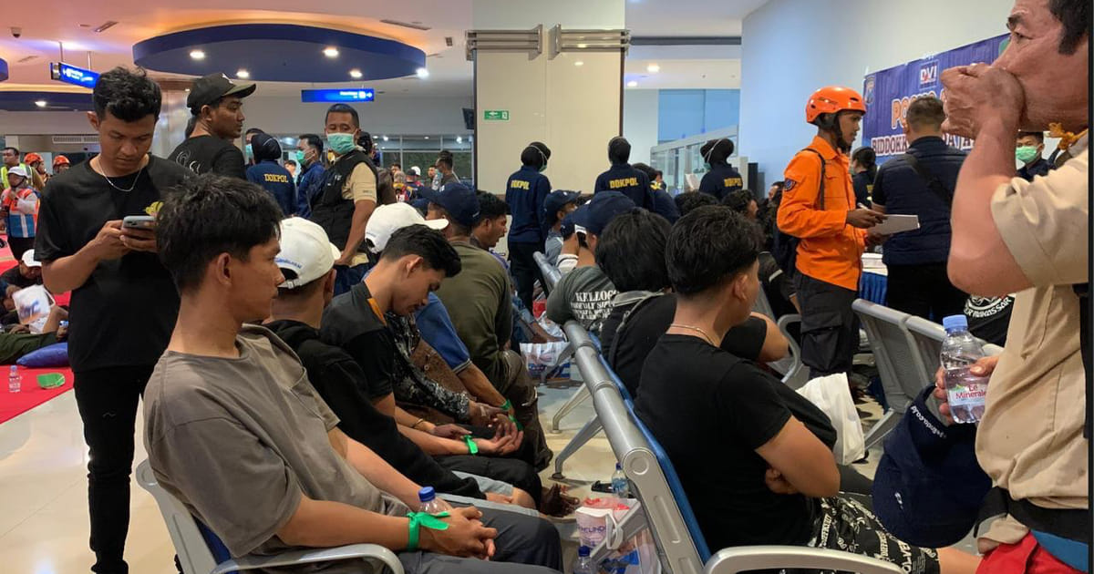 Ratusan Penumpang KM Mutiara Sentosa 2 Tiba di Tanjung Perak Usai Dievakuasi dari Perairan Sumenep