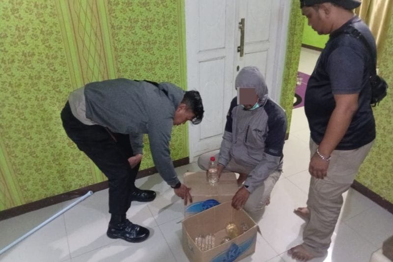 Razia Ramadhan: Polisi Gagalkan Penjualan 28 Botol Miras Ciu di Garut