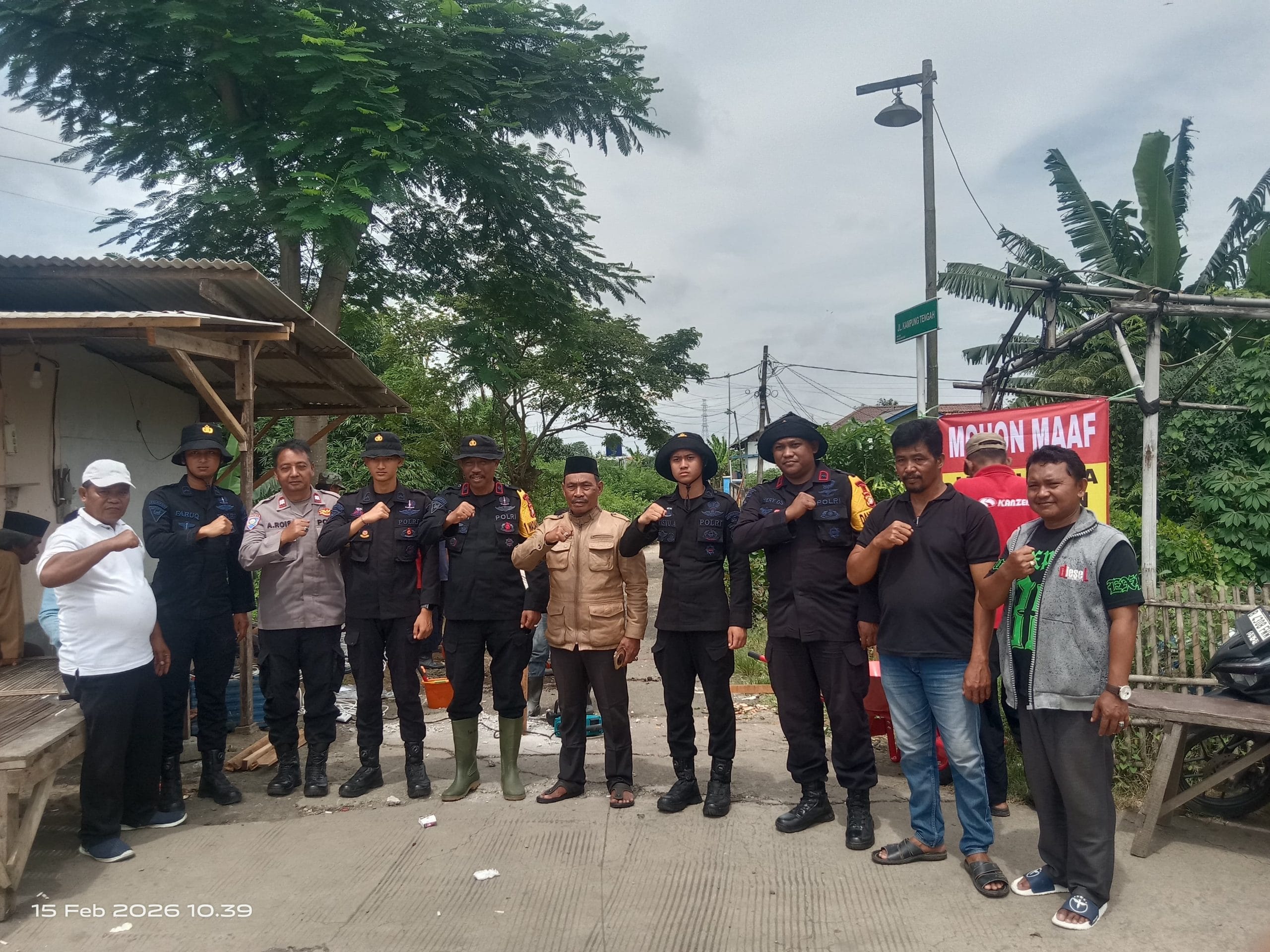 Rekonstruksi Jembatan Karangsari: Sat-Brimob Tingkatkan Keamanan & Mobilitas Warga