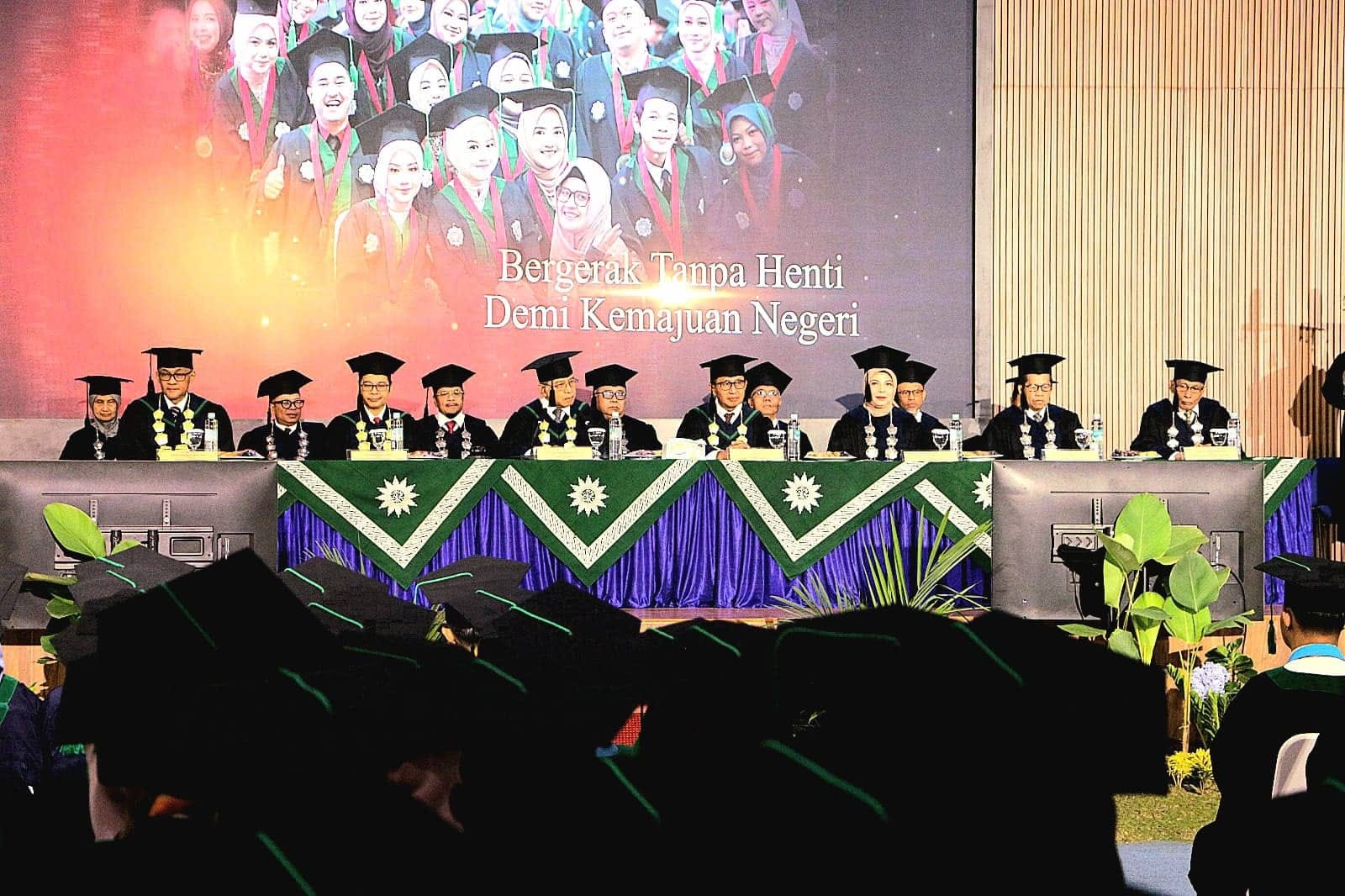 UM Bandung: 317 Sarjana Baru Siap Menerangi Peradaban dari Jawa Barat!