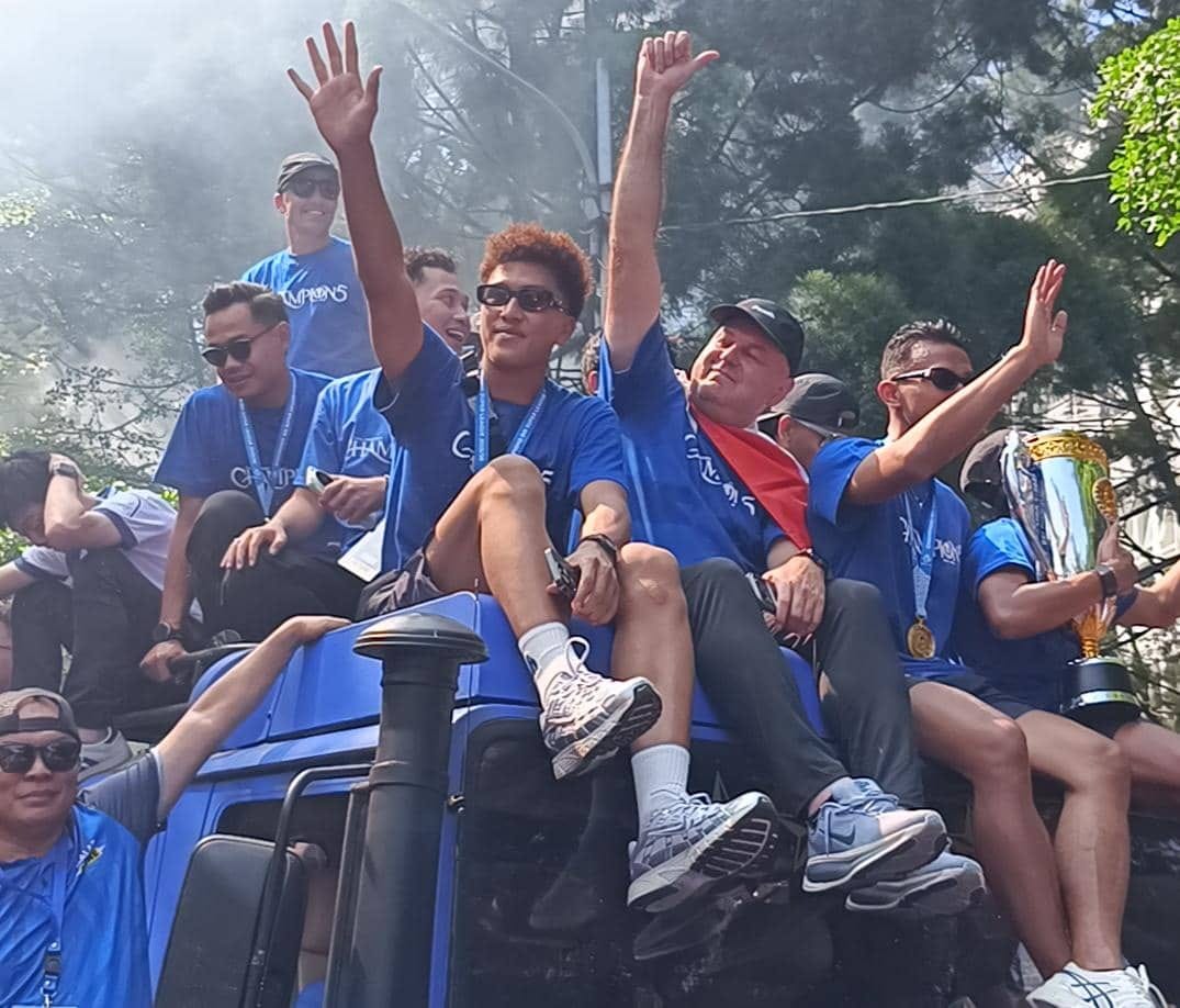 Ribuan Bobotoh Meramaikan Konvoi Juara Hattrick Persib di Jalan Asia Afrika
