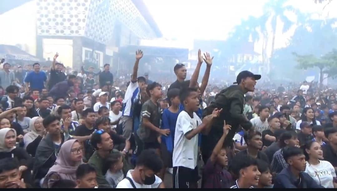 Ribuan Bobotoh Persib Purwakarta Nobar Laga Klasik Persija vs Persib