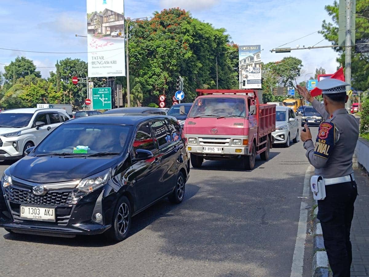 Ribuan Kendaraan Padati Bandung Selama Libur Panjang Kenaikan Isa