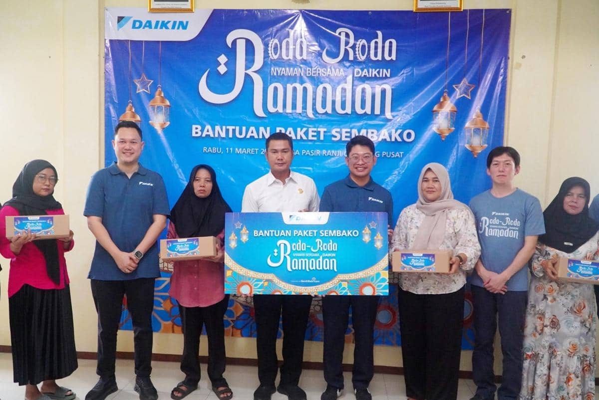Roda-roda Ramadan: Daikin Bagikan 1.000 Sembako dan Senam untuk Lansia