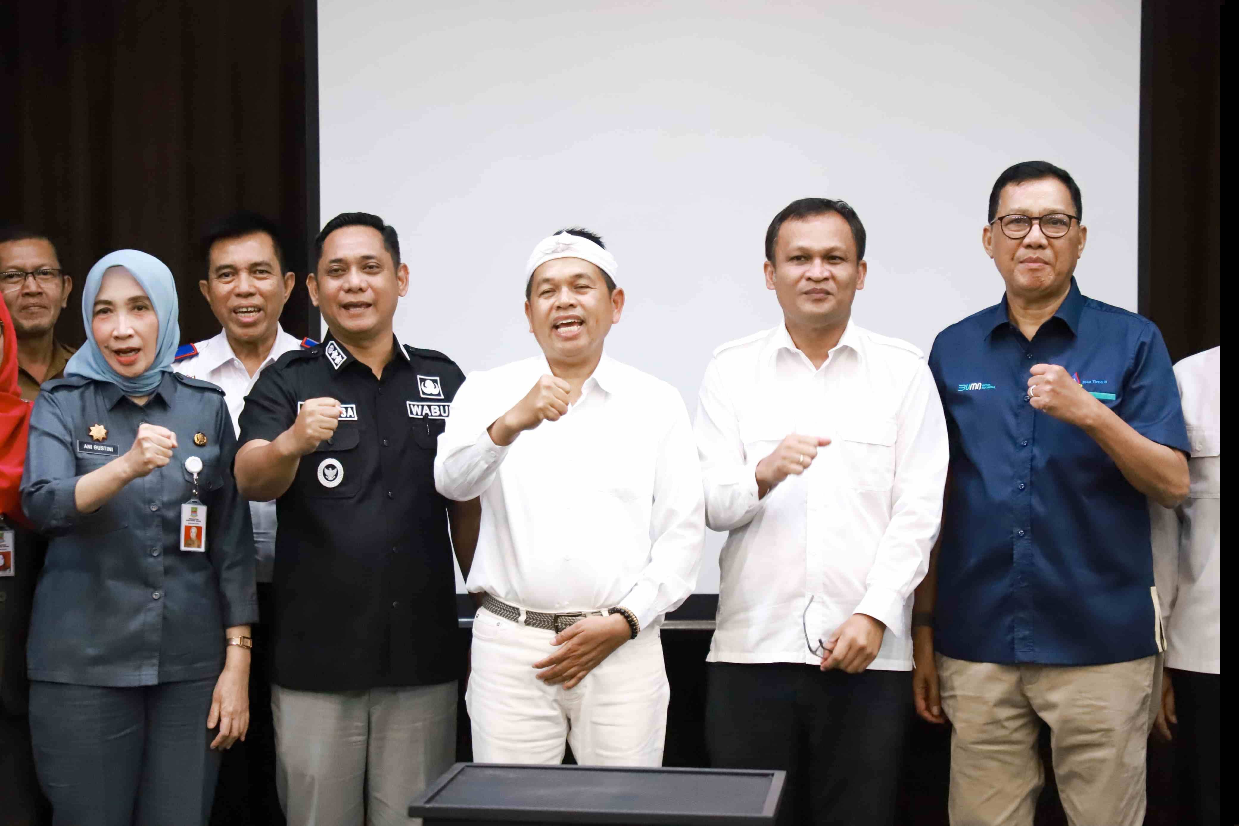 Bupati Bekasi Rapat Bareng KDM Saat KPK Geledah Rumah Ade Kuswara: Ada Apa?