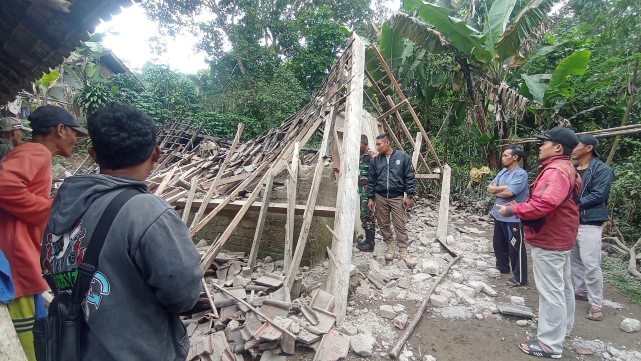 Rumah Ambruk di Cibungur Sumedang: Penyebab Struktur & Tanggap Darurat
