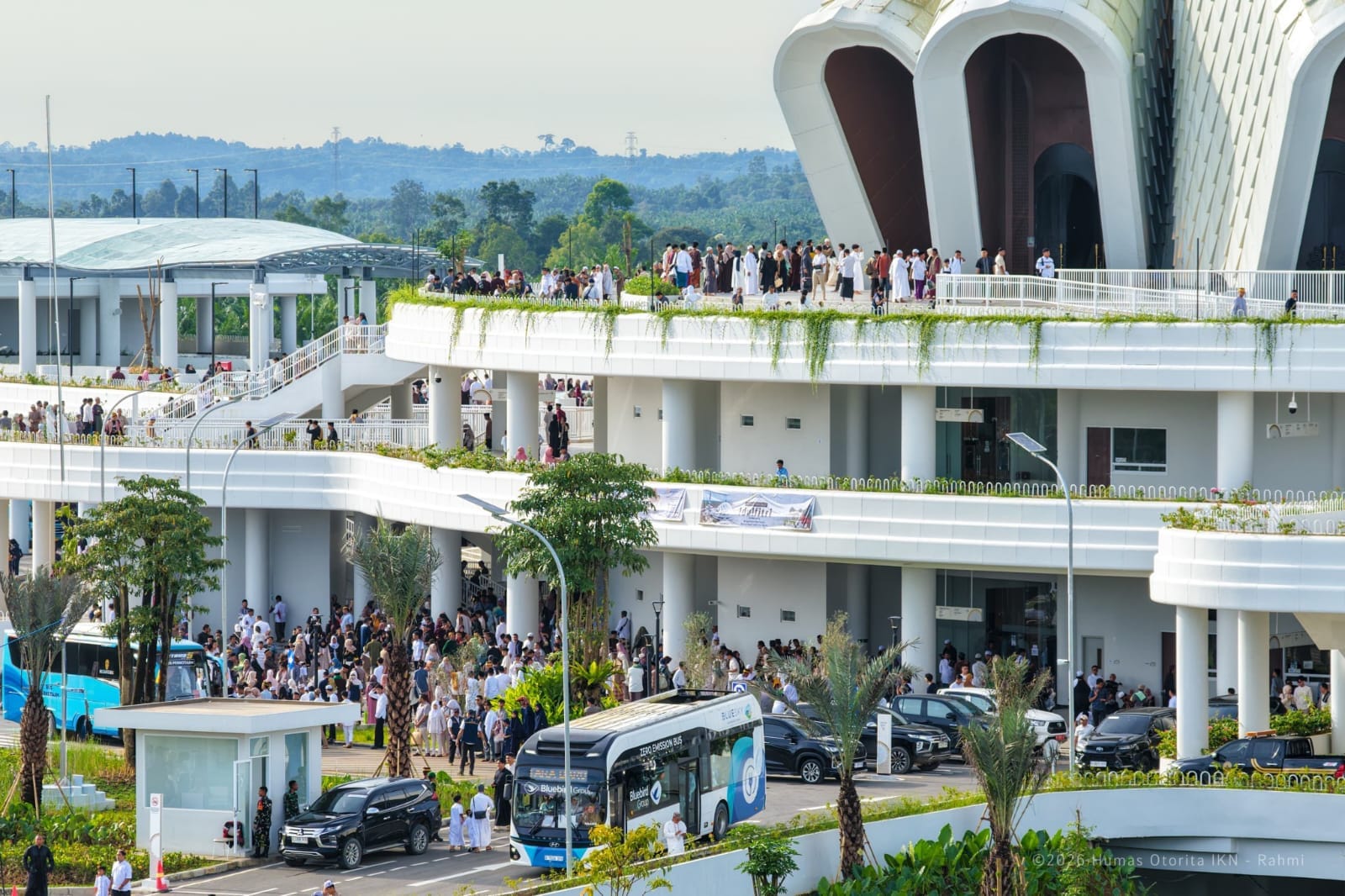 Salat Idul Fitri Perdana di Masjid Negara IKN: Ribuan Jamaah Antusias Hadir