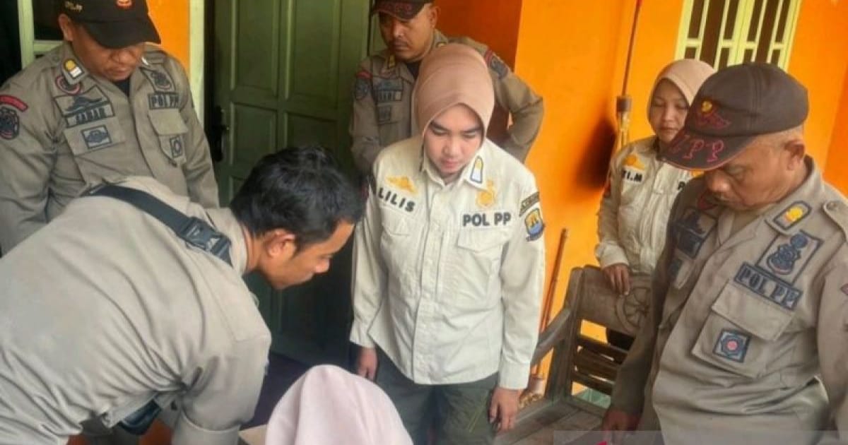Satpol PP Cirebon Sita 209 Botol Miras Senilai Rp10,45 Juta dari Empat Kecamatan