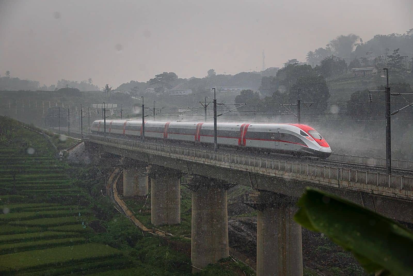 Sejumlah Akses Menuju Stasiun Kereta Cepat Halim Tergenang, KCIC Imbau Penumpang Manfaatkan Tol hingga LRT