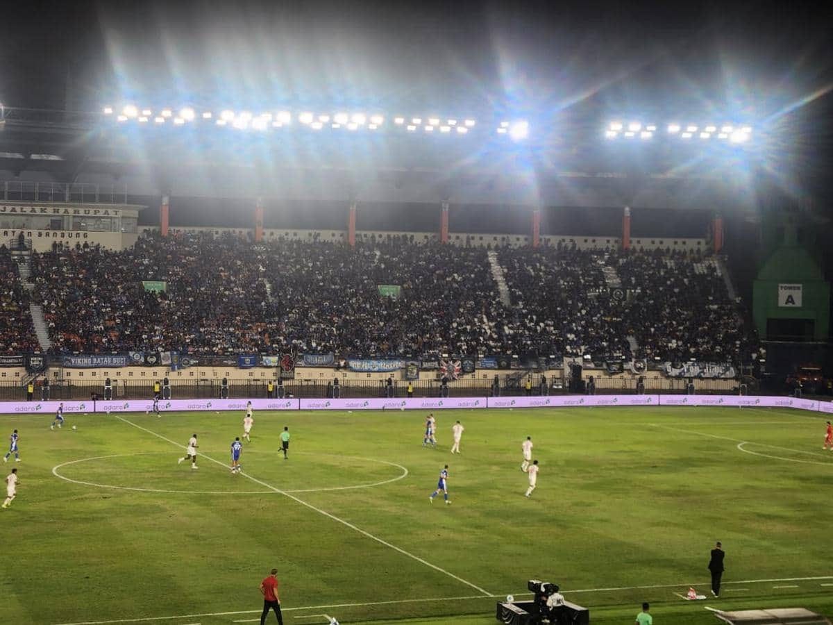 Sekulic Debut Persib: Satu Peluang Terbuang, tapi Dukungan Bobotoh Bikin Terharu