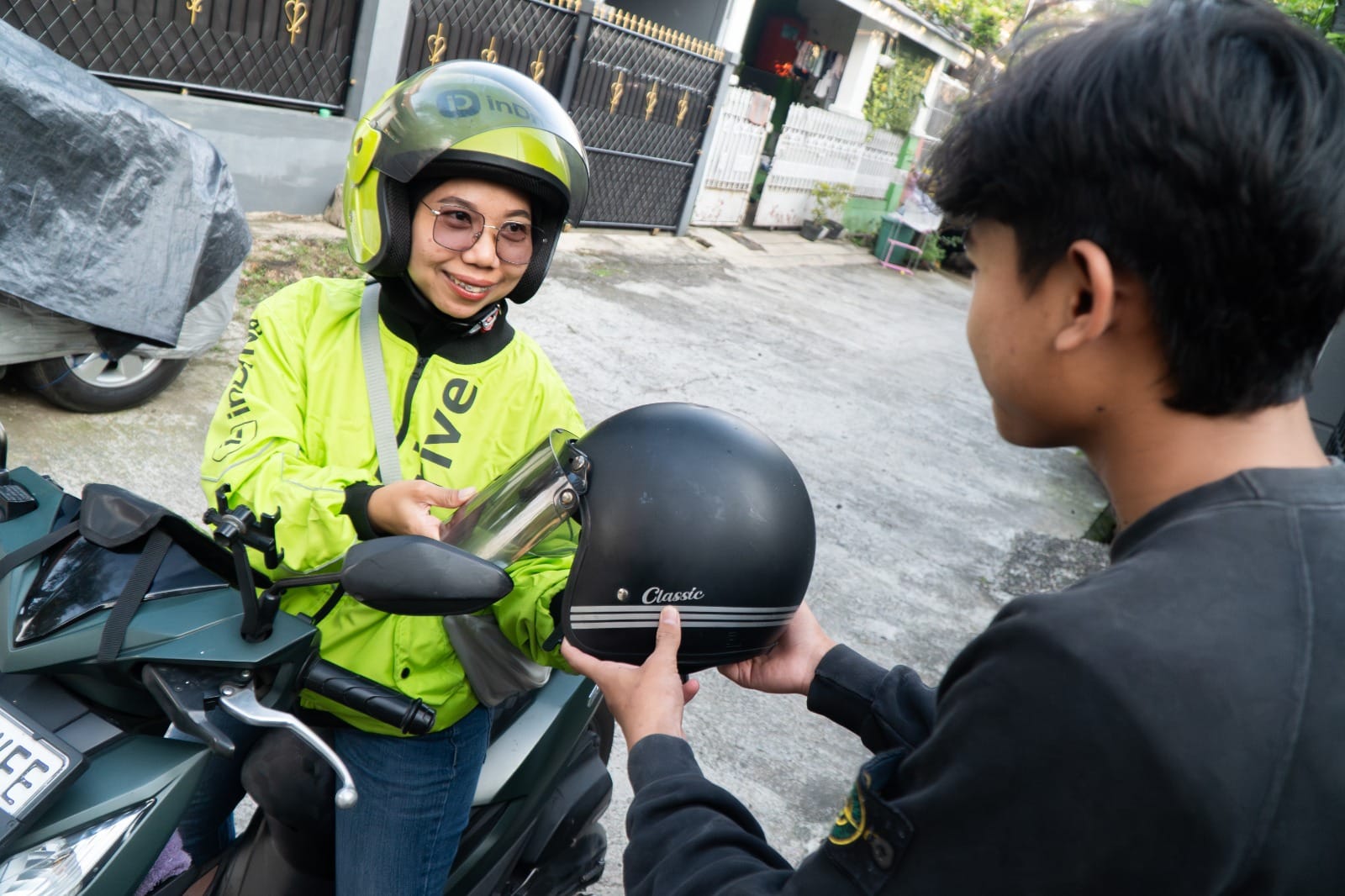 Semangat Kartini: Kisah Teh Mira Driver Perempuan Mandiri di Bandung