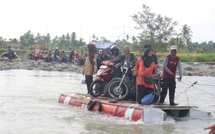 Setelah Banjir Bandang Memutus Akses Jembatan di Nagari Anduriang, Lima Ribuan Warga Bergantung pada Satu Rakit Drum