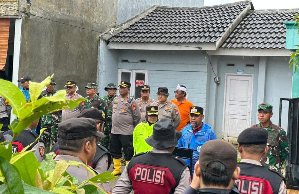 Sinergi TNI–Polri Wujudkan Bakti Sosial di Karang Raharja, Perkuat Gotong Royong dan Kepedulian Lingkungan