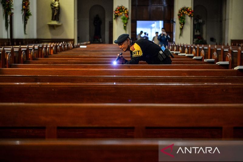 Jelang Natal 2025: Kepolisian Bandung Sterilkan Katedral Santo Petrus, Pengamanan Diperketat!