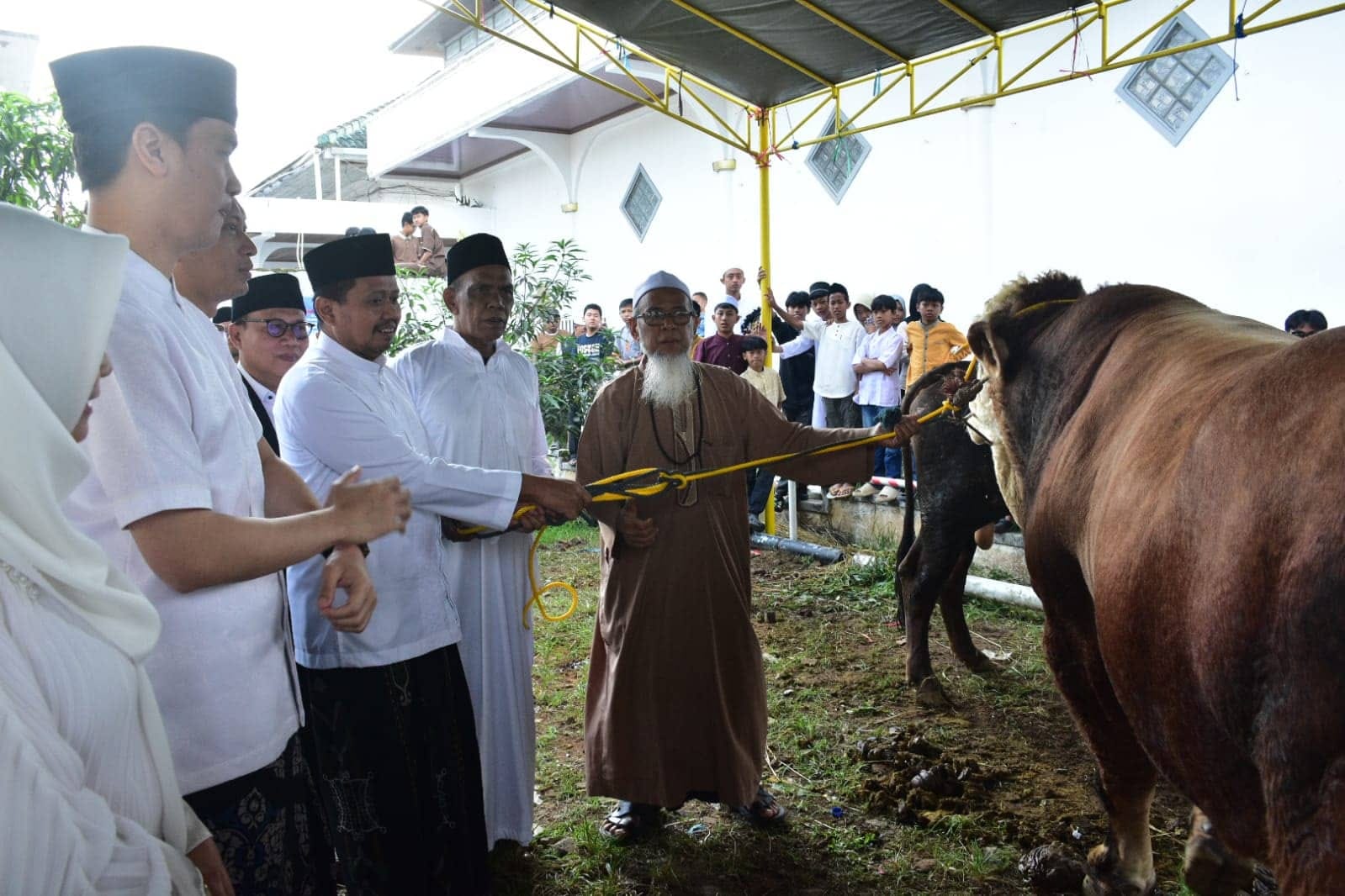 Sumedang Dorong Kurban Ramah Lingkungan dengan Besek dan Daun Pisang di Idul Adha