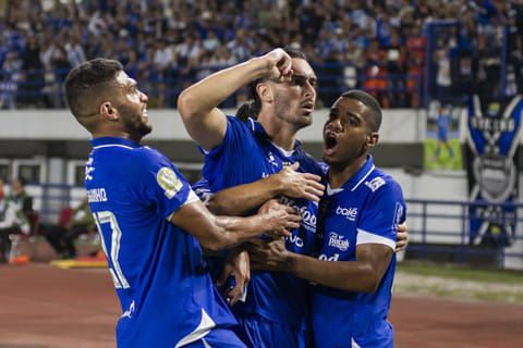 Super League: Susah Payah Tekuk 10 Pemain PSBS, Persib Balik ke Puncak