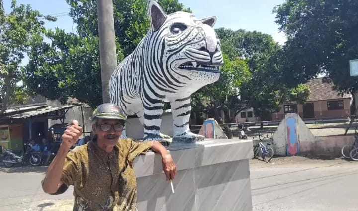 Sosok Suwari: Pematung Macan Putih Kediri dan Kisah Kontroversi Karyanya