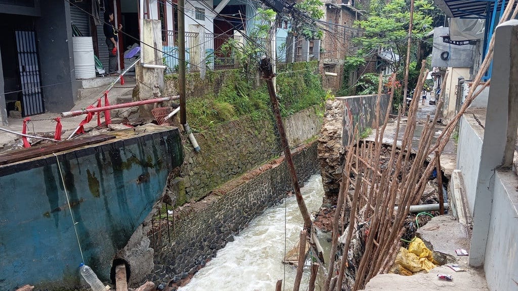 Bencana Cihampelas 2025: Longsor Parah Porak-porandakan Jalan & Jembatan