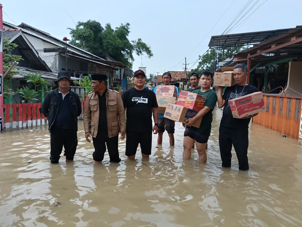 Tanpa Kenal Hari Libur H Aris Sadikin Pantau Banjir di 3 Desa Pastikan Penanganan Banjir Berjalan Optimal