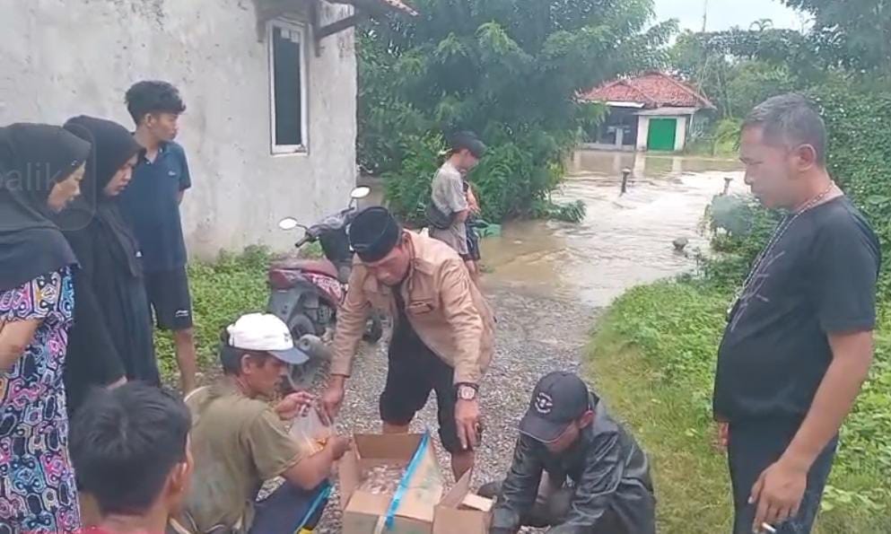 Tanpa Lelah Sejak Dini Hari, Kades Karangsari H Bao Umbara Jadi Garda Terdepan Warga di Tengah Banjir