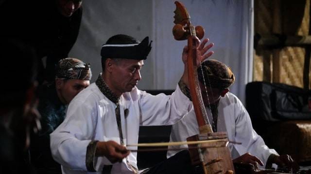 Tarawangsa: Musik Sunda yang Menyatukan Alam, Manusia, dan Spiritual